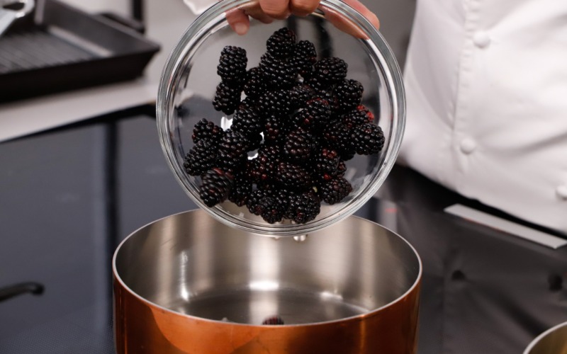 Preparare la salsa di more