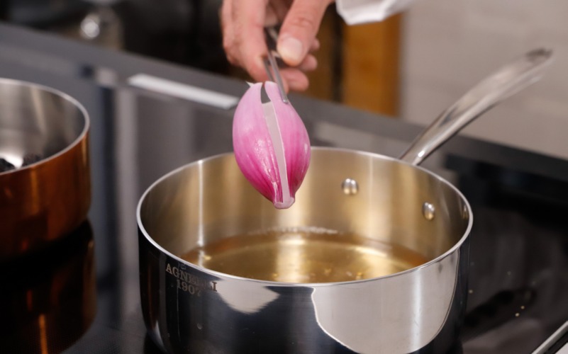 Preparare le falde di cipolla rossa caramellate