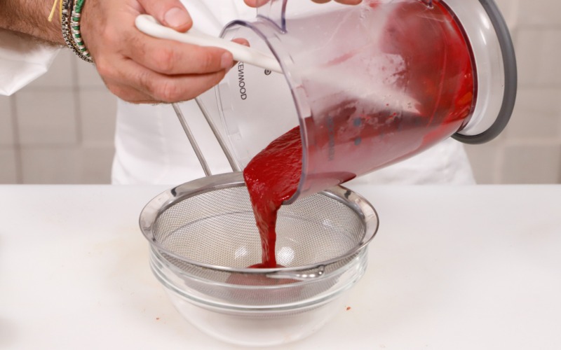Frullare e setacciare la salsa di more