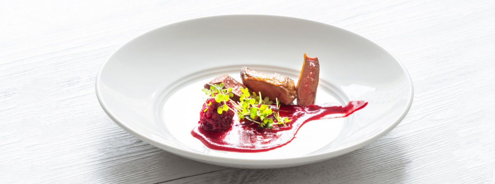 Petto di piccione e salsa ai frutti rossi