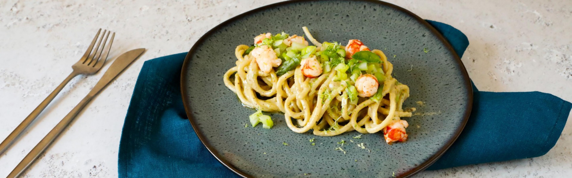 pici-pesto-pistacchio-gamberoni-lime-asparagi