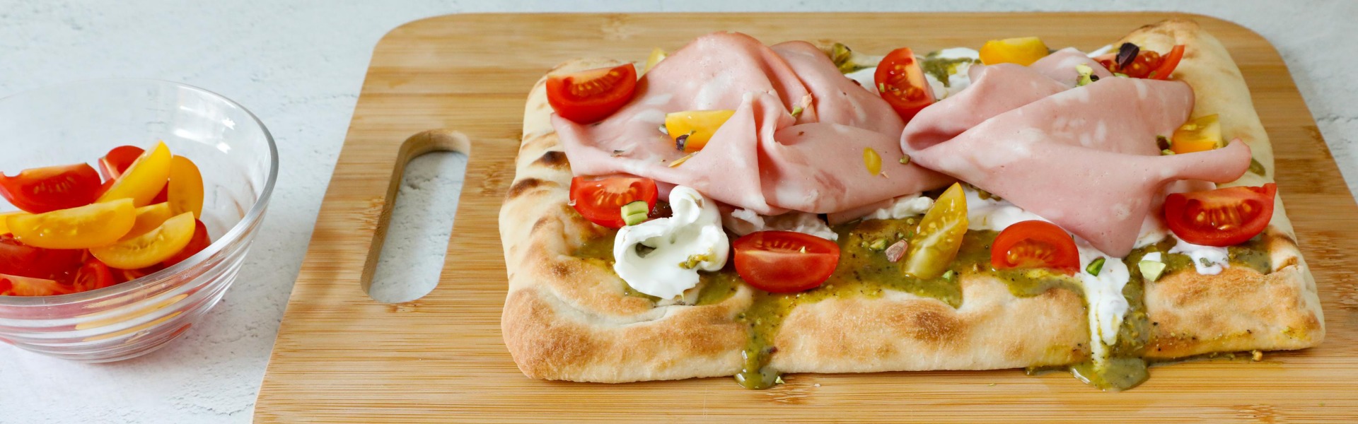 pinsa-romana-con-burrata-mortadella-e-pesto-di-pistacchi