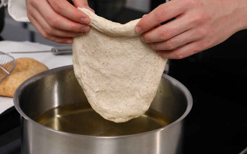 Formare l'impasto per la pizza fritta e friggerla in olio bollente