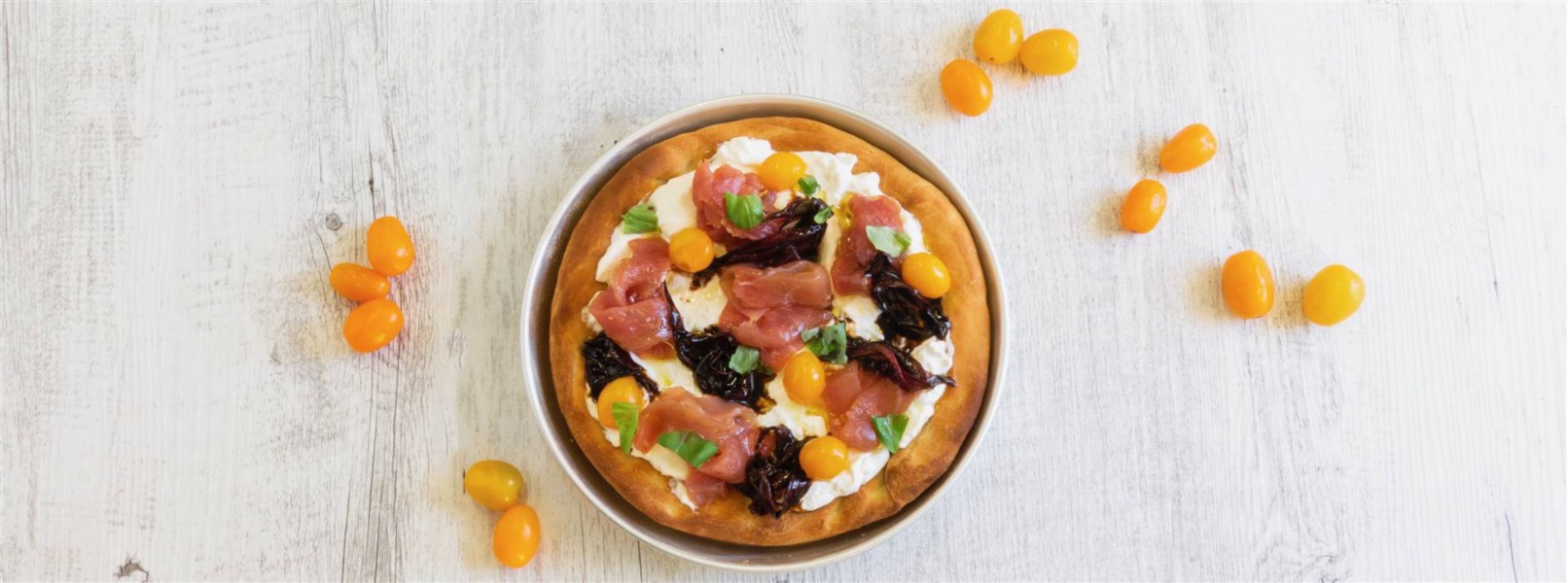 Pizza con tonno rosso e cipolla caramellata