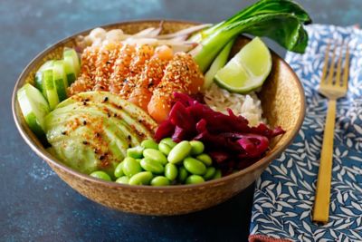 Poke di salmone con avocado, cetrioli ed edamame