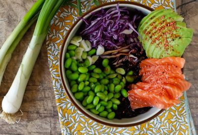 Poke con riso venere, salmone, avocado e cavoloalt