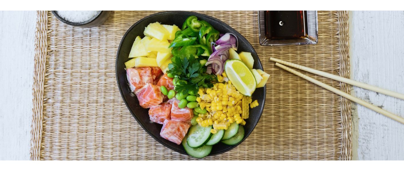 Poke al salmone, edamame e zenzero