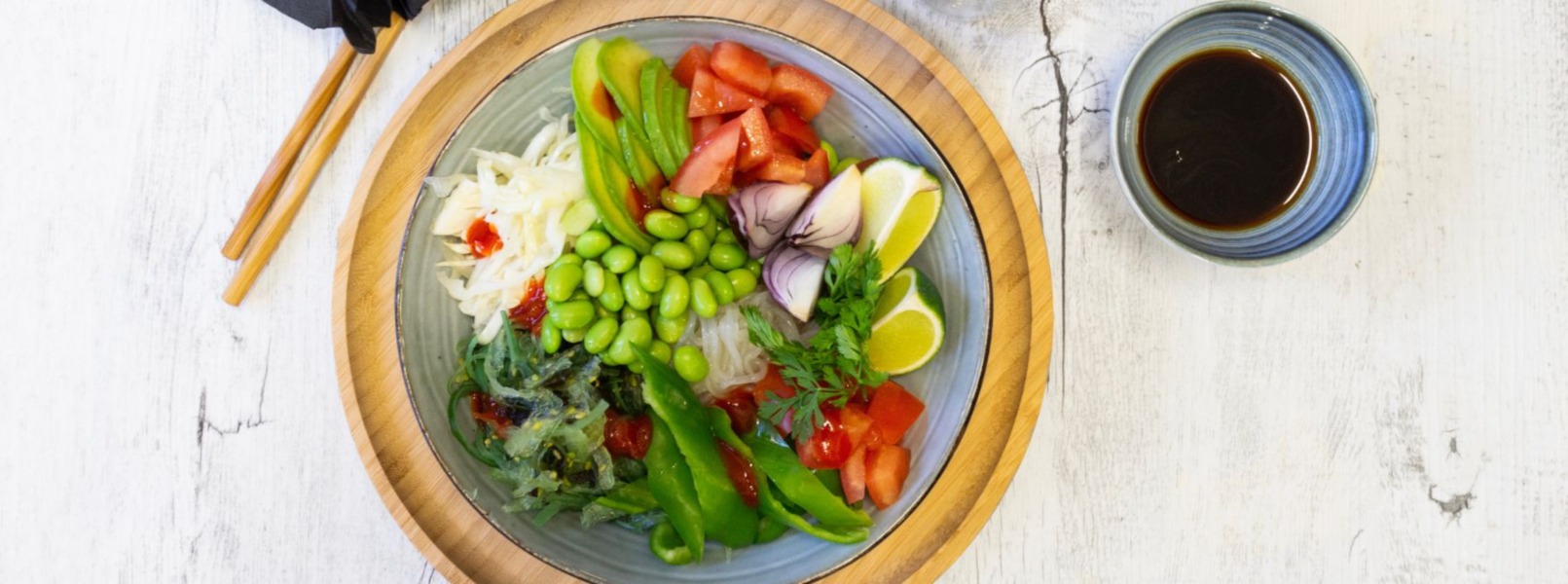 Poke vegetariana con konjac e avocado