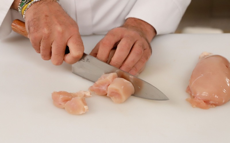 tagliare pollo a bocconcini