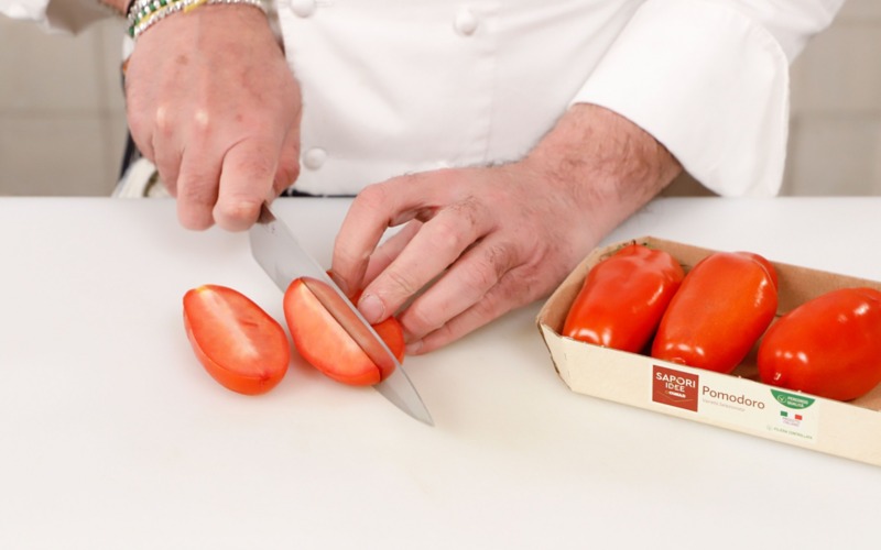tagliare i pomodori
