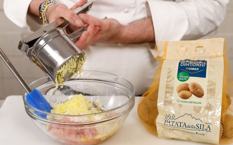 aggiungere patate e impastare