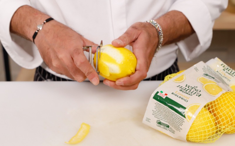 Buccia di limone per il polpo lessato