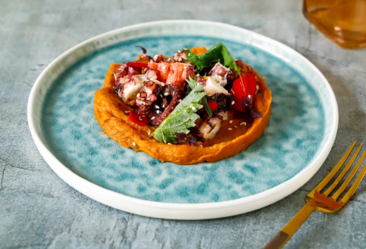 Servire il polpo lessato con crema di zucca