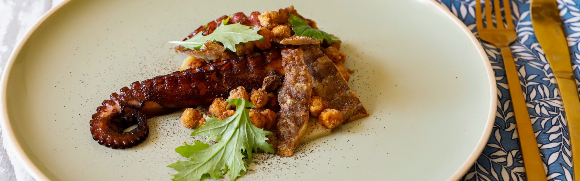 Polpo, ceci e topinambur