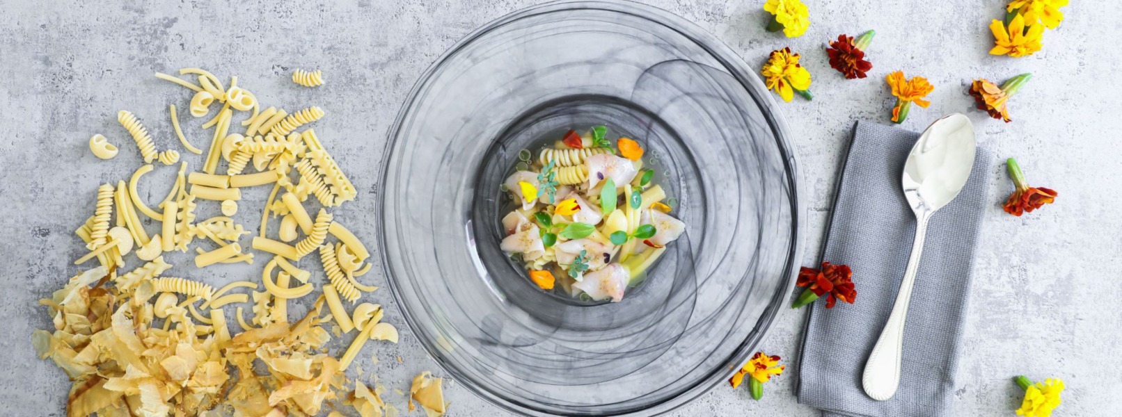 Pasta con pesce spada brasato in brodo di menta e té nero 