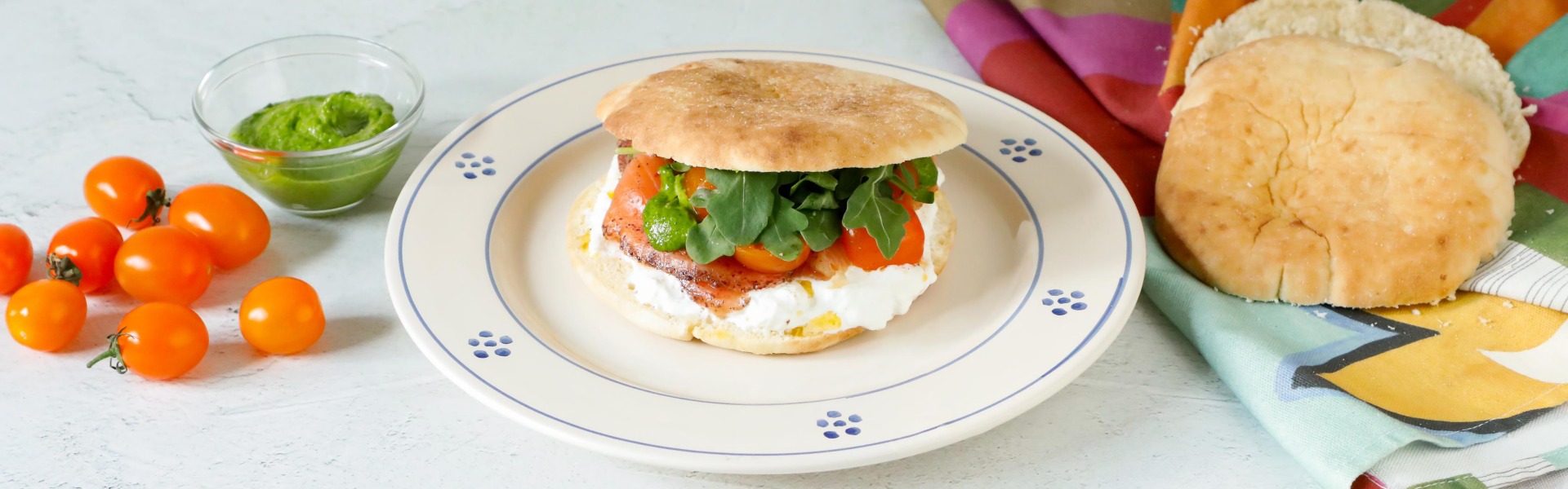 puccia-pugliese-burrata-pomodorini-salmone-rucola