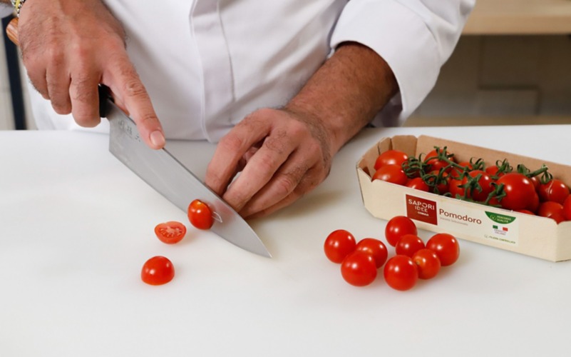 tagliare cipolla pomodori e sedano