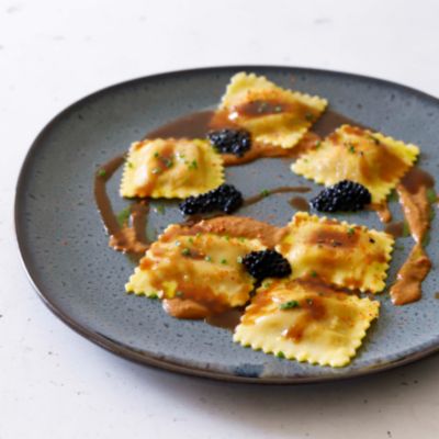 Ravioli al granchio reale con bisque di gamberi e limone
