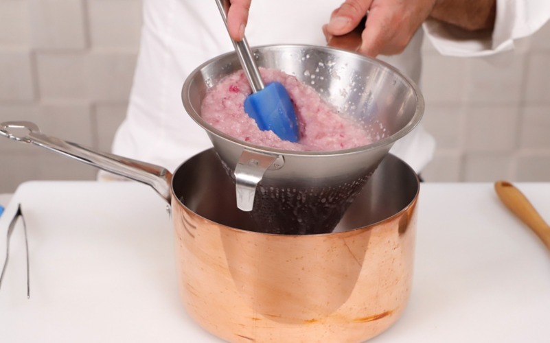 frullare e setacciare le cipolle