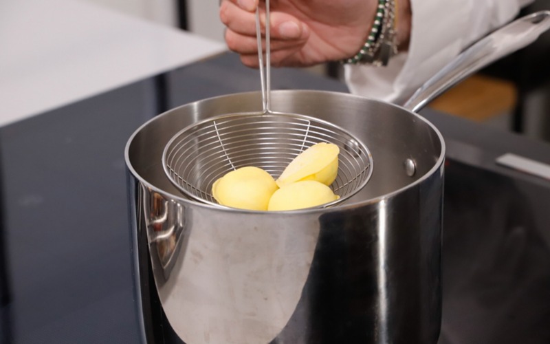 cuocere i ravioli e servire