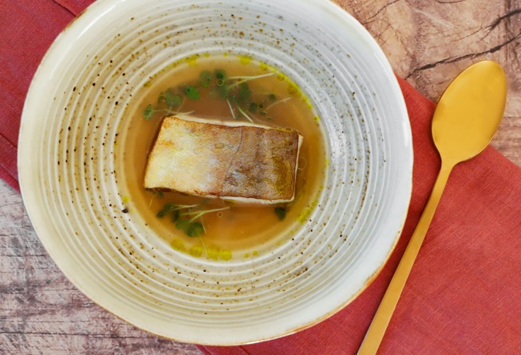 servire ricciola con brodo