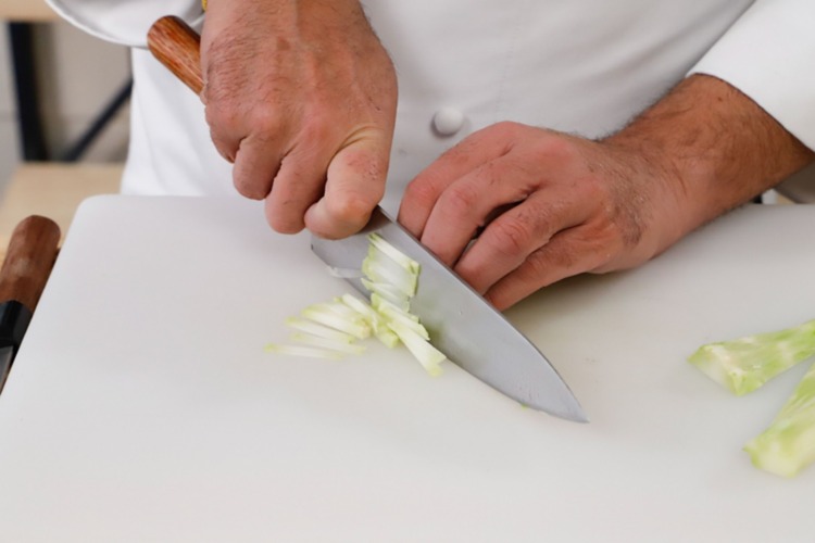 tagliare broccolo julienne