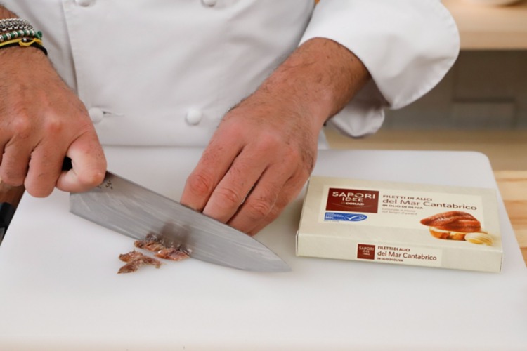 tagliare filetti alici