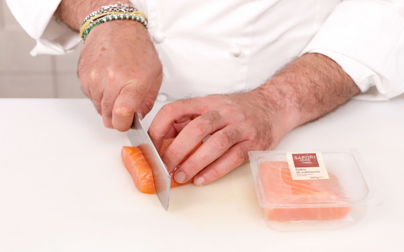 tagliare pomodorini e salmone a cubetti