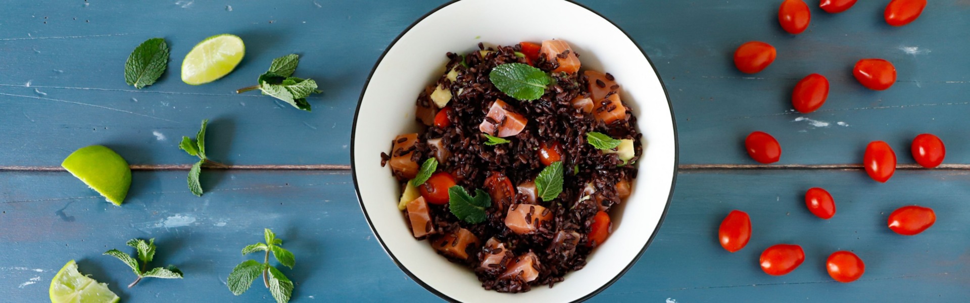 Insalata di riso Venere con salmone, pomodorini e avocado