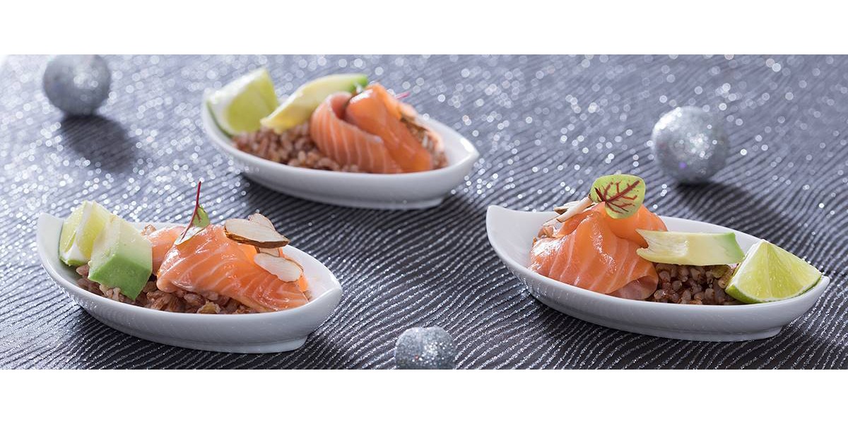 Riso rosso, avocado con salmone e mango