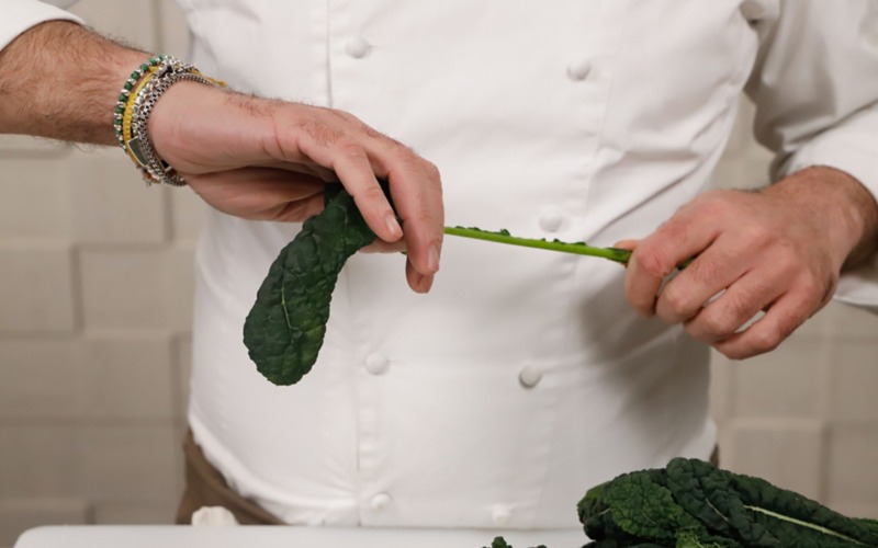 mondare e sbollentare il cavolo nero