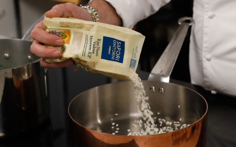 tostare il riso con burro e cipolla