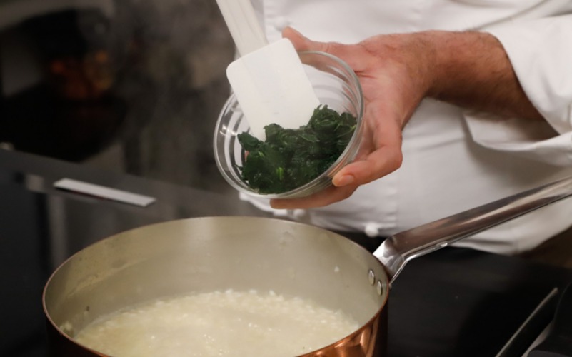 aggiungere cavolo sminuzzato e proseguire cottura