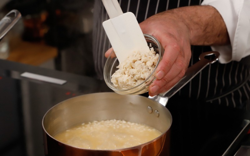 aggiungere polpa e mantecare