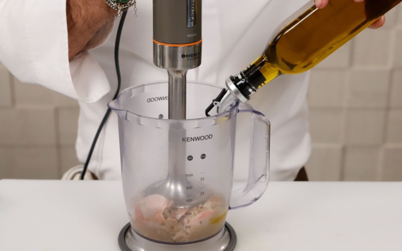 frullare con olio a filo