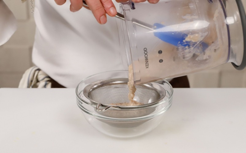 passare al setaccio la crema