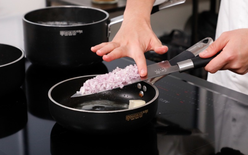 rosolare scalogno tritato con burro