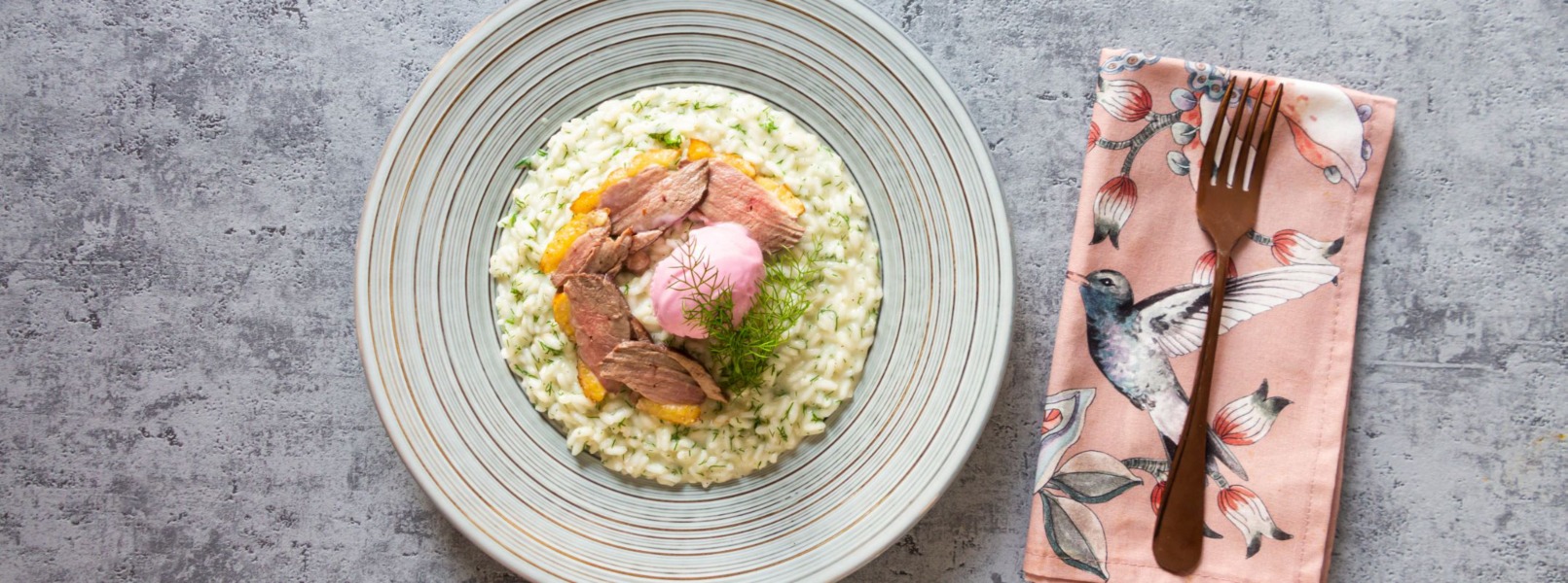 Risotto gourmet con petto d'anatra e gelato ai mirtilli