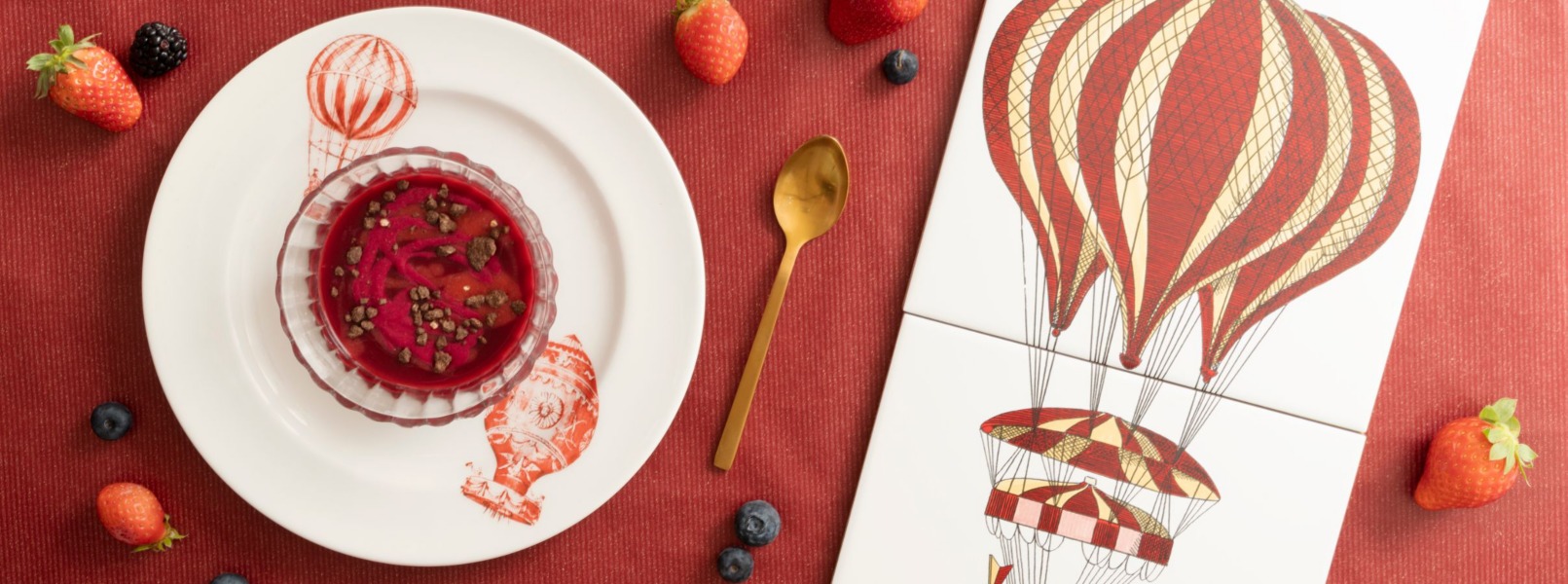 Rosso, dolce con barbabietola, fragole e lamponi