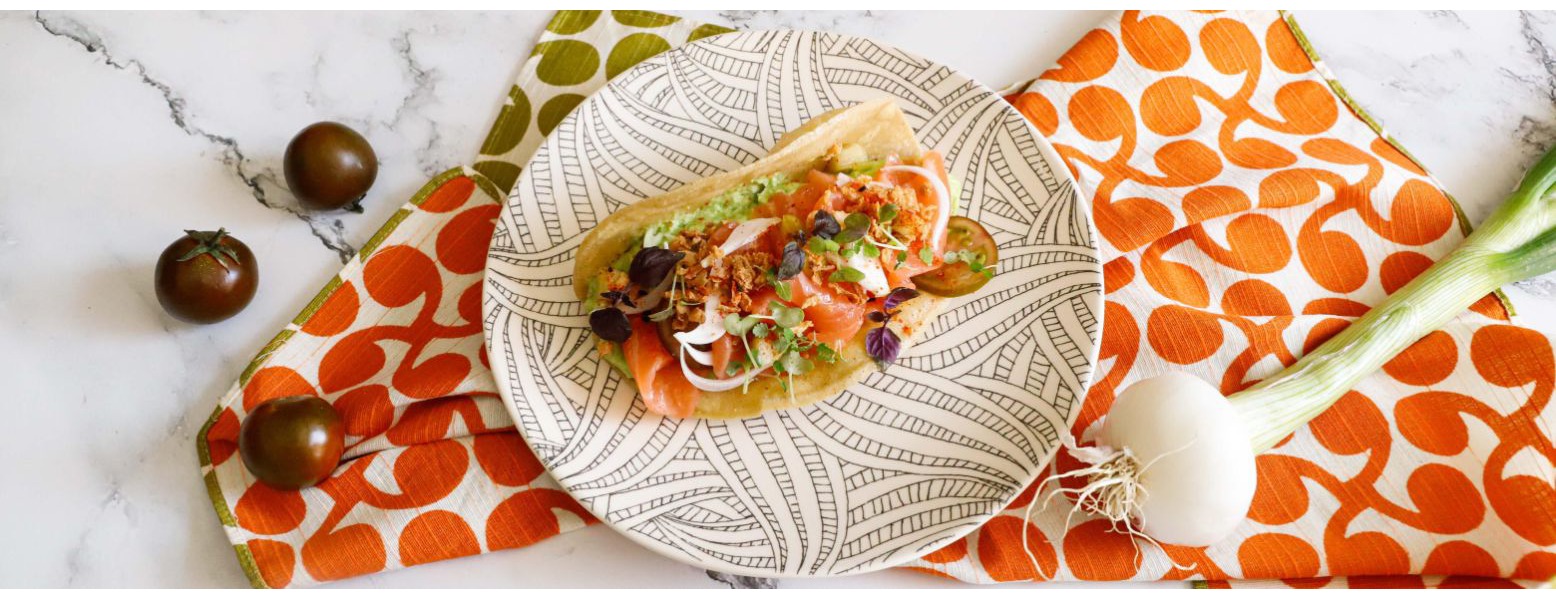 Tacos di salmone con cipolla fritta e salsa all’avocado