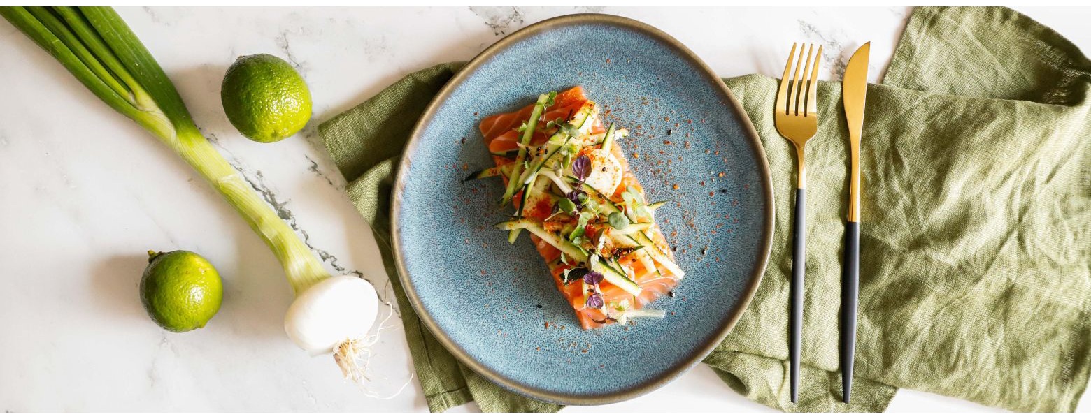 Saku di salmone con insalatina di cetrioli e cipollotti