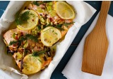 Trancio di salmone al forno con limone e pinolialt