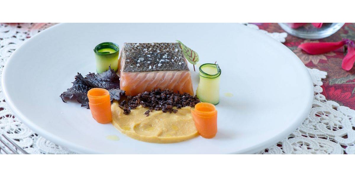 Salmone, zucca al wasabi, verdurine e croccante di olive taggiasche 