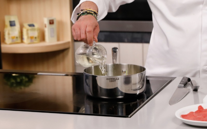 aggiungere salvia e sfumare con vino bianco