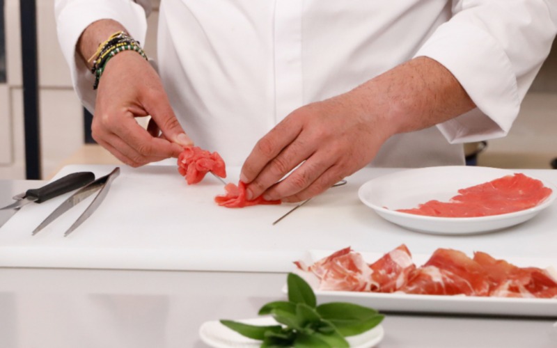 infilzare carne con spiedini