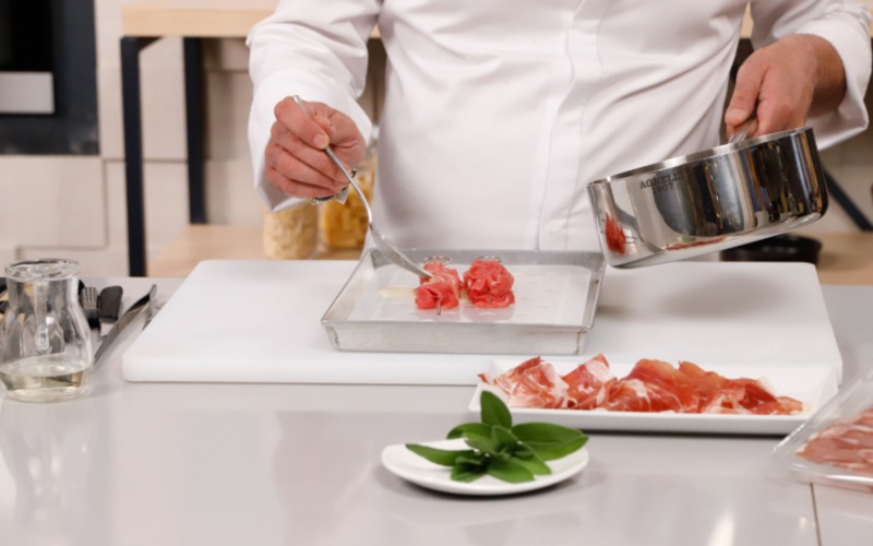 bagnare con liquido casseruola