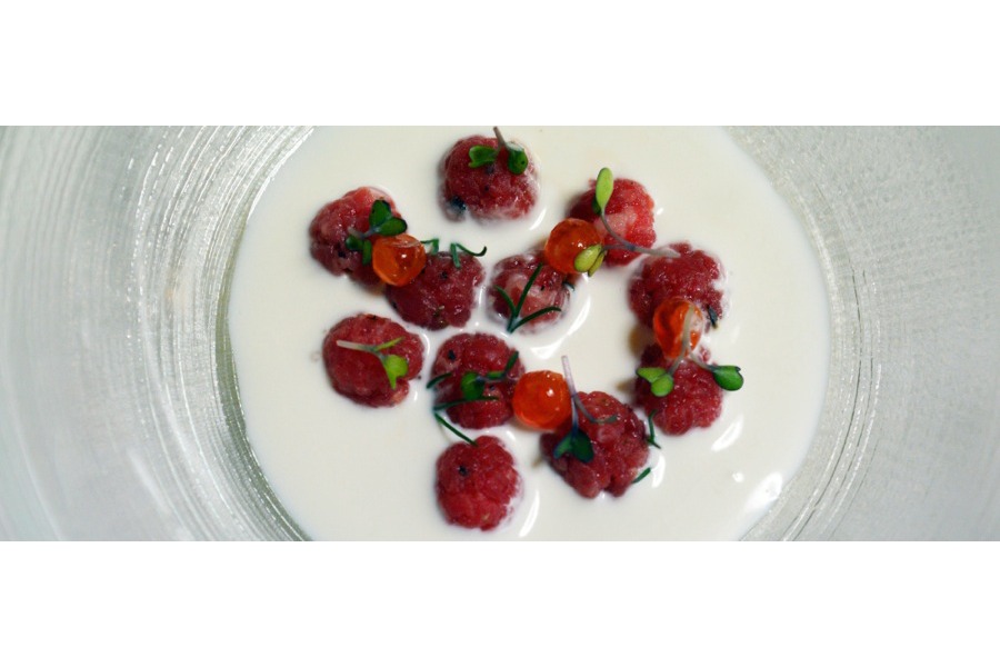 Polpettine di tartare di fassona e caviale di salmone su panna acida allo yuzu