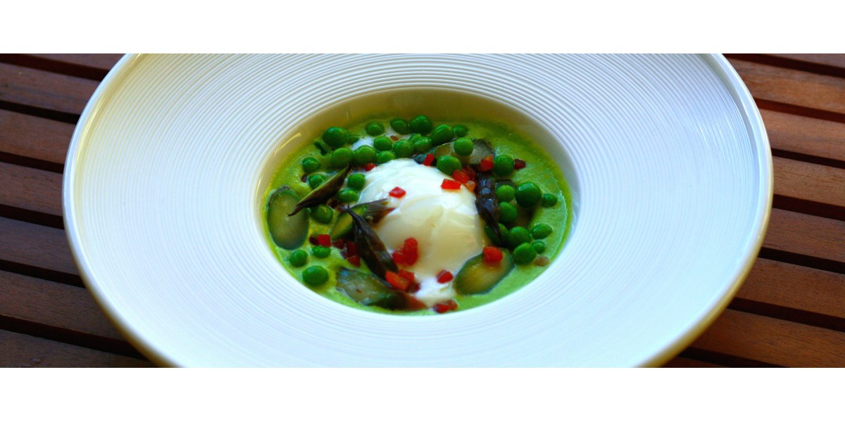 Uovo in camicia con crema di piselli e asparagi