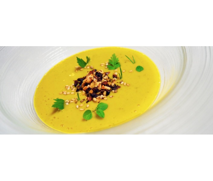 Vellutata di zucca con crumble di nocciole e fava di cacao 