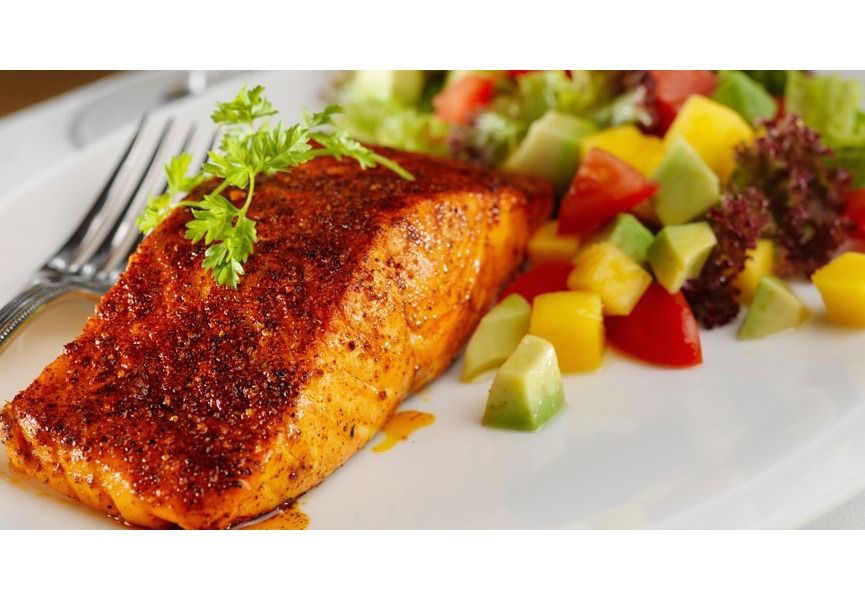 Salmone alla paprika affumicata con mango e avocado